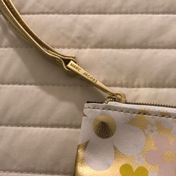 NWOT Daisy Marc Jacobs Wristlet - Picture 3 of 3